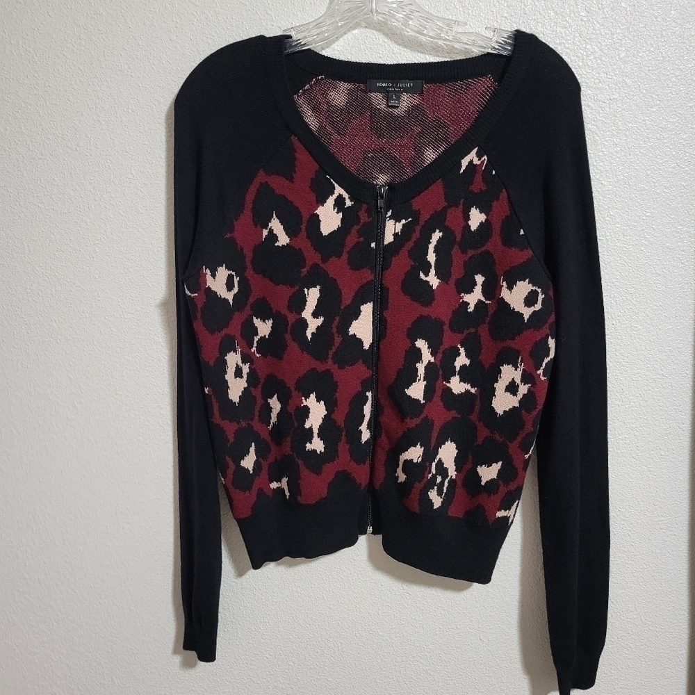 Romeo and Juliet Couture zip up sweater cheetah print size Large